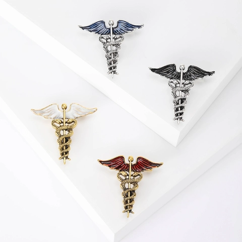 Spilla Caduceo in Lega Vintage Smalto Scettro Serpente Ali di Angelo Pin Revers Simbolo Medico Gioielli Accessorio per Abito