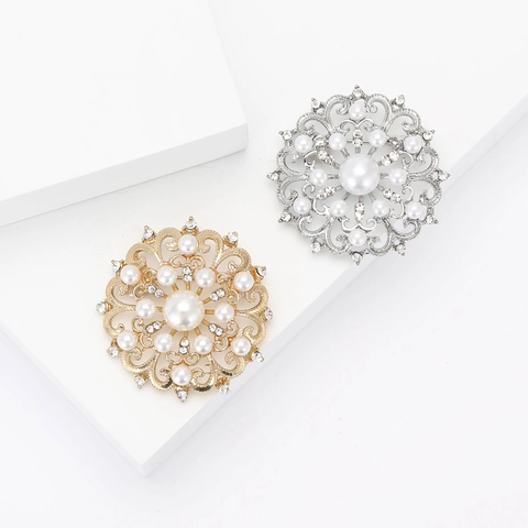 Vintage Westlicher Hofstil Legierung Aushöhlen Blume Brosche Für Damen High-End Künstliche Perle Strass Anstecknadel Für Anzug
