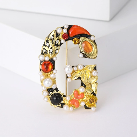 Spilla Retrò Barocca in Lega Lettera G per Donna Con Perle Artificiali e Strass Placcata in Oro Accessorio di Gioielleria di Moda