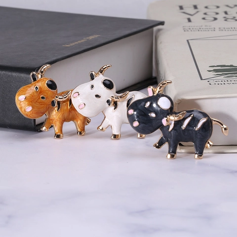 Spilla in Lega Smaltata Vintage a Forma di Mucca per Donna Cartone Animato Animale Vitello Spilla da Risvolto Accessori Gioielli
