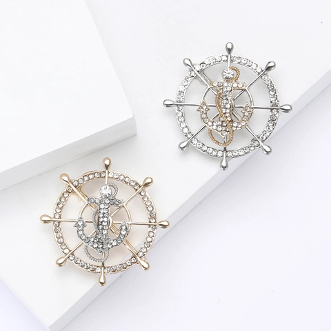 Squisita Spilla in Lega a Forma di Timone e Ancora Con Strass Stile Nautico Accessorio per Abbigliamento Moda Uomo
