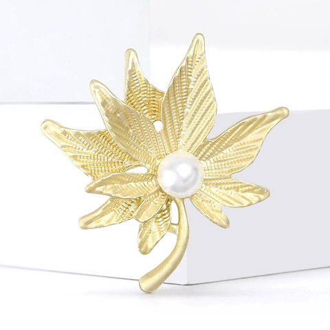 Elegant Gold Alloy Maple Leaf Brooch For Women With Artificial Pearl Commuter Apparel Decoration Fashion Jewelry Gift Pin