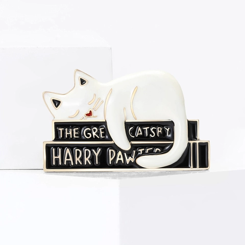 Süße Faule Katze Schläft Auf Büchern Emaille Brosche Pin Legierung Tropföl Cartoon Tier Abzeichen Für Kleidung Taschen Zubehör
