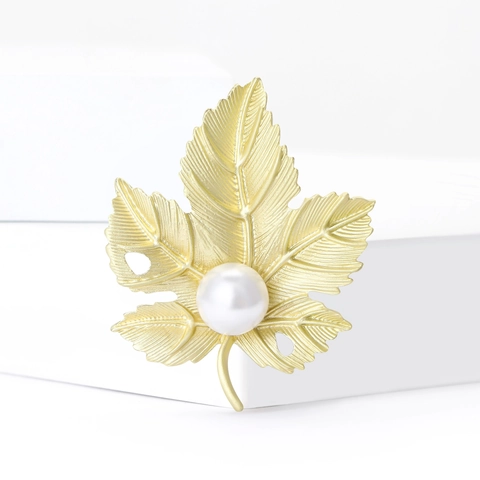 Vintage Esdoornblad Brosche Met Parelinleg Mat Goud Legering Elegante Natuur Geïnspireerde Sieraden Voor Vrouwen Bruiloft Feest Kleding Accessoire