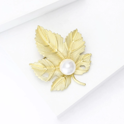 Vintage Esdoornblad Brosche Met Parelinleg Mat Goud Legering Elegante Natuur Geïnspireerde Sieraden Voor Vrouwen Bruiloft Feest Kleding Accessoire