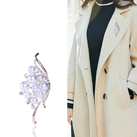 Elegante Spilla in Lega con Perle Artificiali e Strass Design Aerodinamico Vintage Spilla per Abbigliamento Donna per Matrimoni