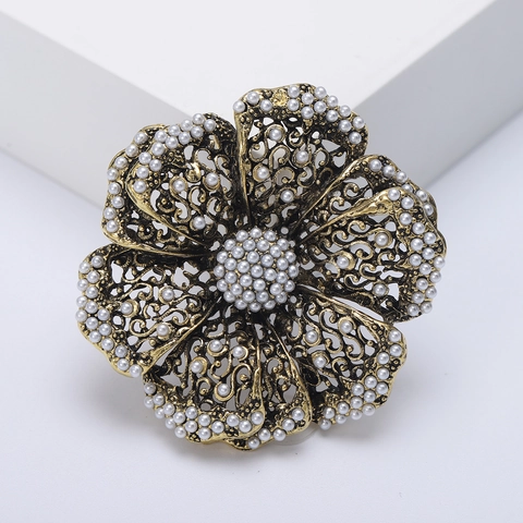 Vintage Hollow Flower Brooch Alloy Artificial Pearl Rhinestone Pin For Women Elegant Cardigan Overcoat Decoration Fashion Jewelry