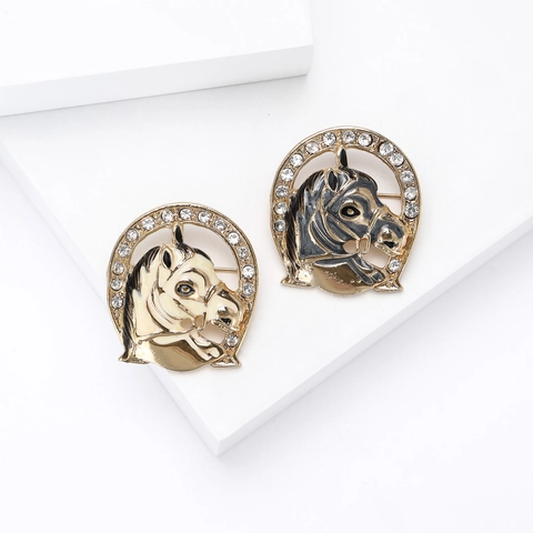 Vintage Enamel Horse Head Brooch Rhinestone Horseshoe Animal Pin Fashion Alloy Jewelry For Suit Scarf Accessory Men Women