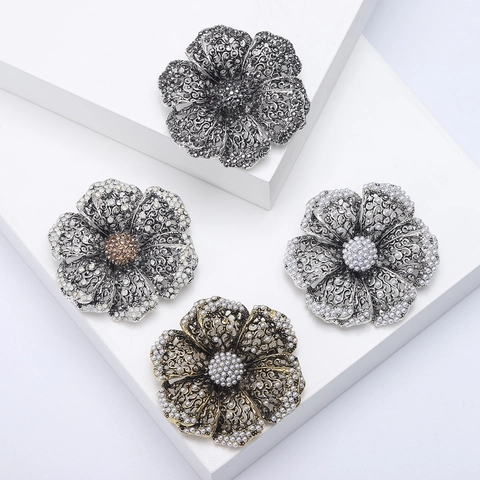 Vintage Hollow Flower Brooch Alloy Artificial Pearl Rhinestone Pin For Women Elegant Cardigan Overcoat Decoration Fashion Jewelry