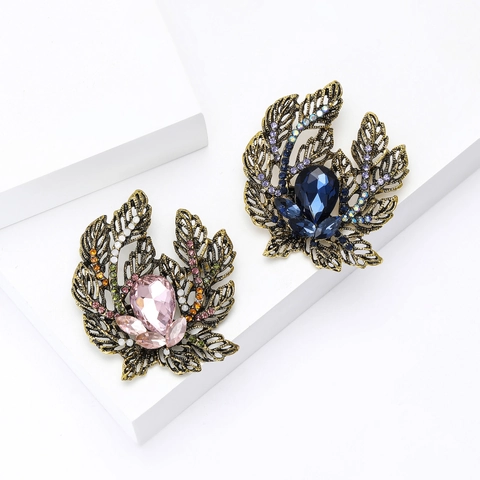 Elegant Vintage Alloy Rhinestone Leaf Brooch For Women Retro Floral Inlaid Large Water Drop Gemstone Overcoat Pin Jewelry Accessory