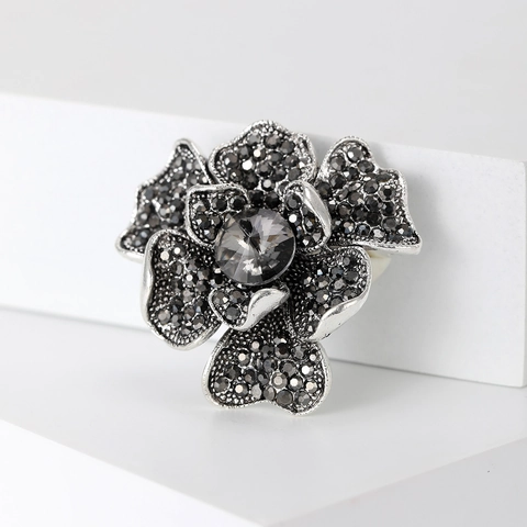 Spilla Vintage a Fiore Nero in Strass Lega Floreale Corsage Elegante Spilla da Risvolto Argento per Donna Gioielli di Moda