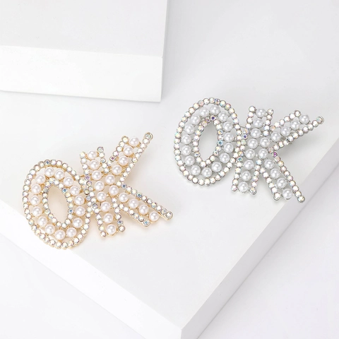 Fashion Elegant OK Letter Brooch For Women Men Alloy Artificial Pearl Rhinestone Pin Brooch For Coat Cardigan Jewelry Gift
