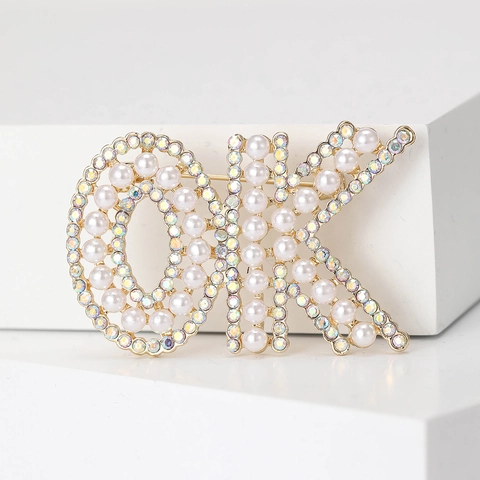 Fashion Elegant OK Letter Brooch For Women Men Alloy Artificial Pearl Rhinestone Pin Brooch For Coat Cardigan Jewelry Gift