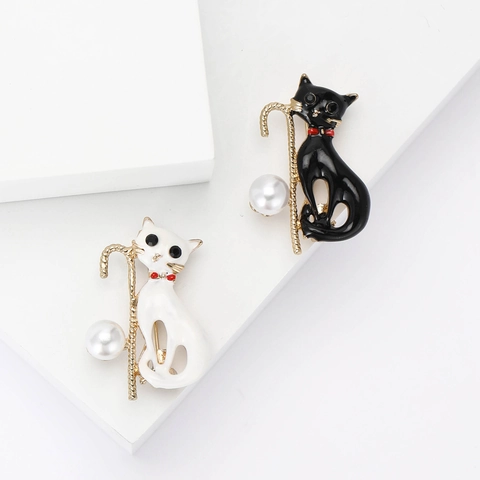 Simpatica Spilla a Forma di Gatto in Smalto Con Bastone e Perla Artificiale Spilla da Risvolto Animale in Lega per Donna