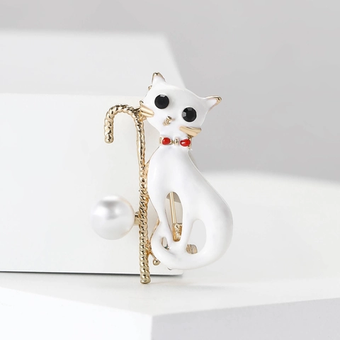Simpatica Spilla a Forma di Gatto in Smalto Con Bastone e Perla Artificiale Spilla da Risvolto Animale in Lega per Donna