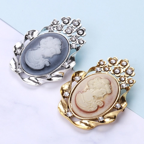 Broche Camée Style Palais Vintage Tête de Dame pour Femmes en Alliage Ornée de Strass Badge de Mode Épingle de Revers Bijoux