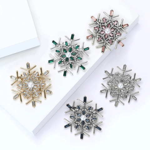 Elegant Snowflake Brooch With Artificial Pearl And Rhinestones Winter Christmas Fashion Alloy Lapel Pin For Women Jewelry Gift