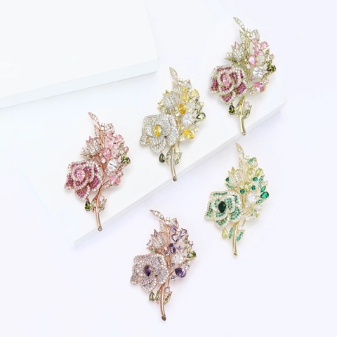 Elegante Spilla a Forma di Rosa in Rame e Zirconia per Donna Spilla Decorativa di Lusso per Abiti Cappotti Cheongsam Gioielli