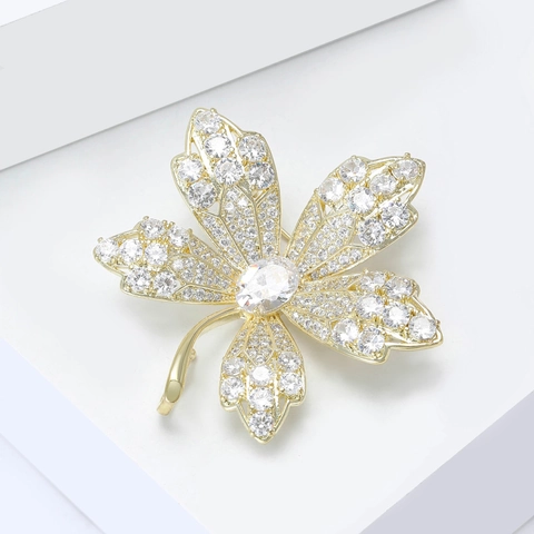 Eleganter Kupfer Ahornblatt Brosche Für Damen Mikro-Pave Zirkonia Gold Vergoldet Blatt Anstecknadel Mode Schmuck Hochzeit Party