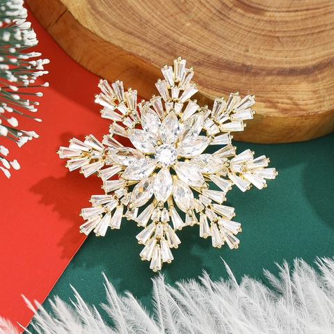 Elegant Snowflake Brooch For Women Copper Micro Inlaid Zirconia Electroplated Fashion Jewelry Christmas Gift Suit Accessory