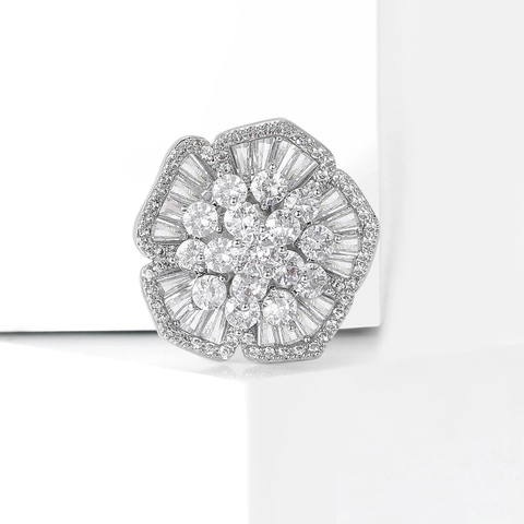 Elegante Spilla a Forma di Fiore Argentato per Donna Micro Pavé Zirconia Rame Lusso Floreale Spilla da Bavero Accessorio Gioiello