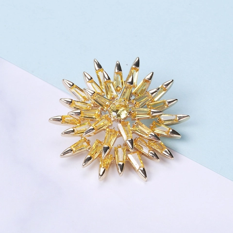 Elegante Spilla a Fiocco di Neve Per Donna Rame Giallo Strass Micro Pave Scintillante Accessorio Moda Gioielli Spilla Regalo