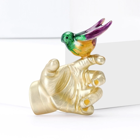 Creative Bird On Hand Alloy Drip Oil Brooch For Women Matt Gold Colorful Bird Lapel Pin Decorative Fashion Jewelry Gift