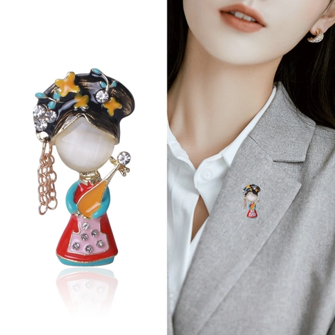 Vintage Chinesischer Stil Emaille Dame Brosche Mit Pipa Cartoon Figur Strass Eingelegte Legierung Pins Für Damen Dekoration