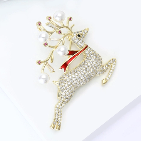 Elegante Spilla Renna per Donna Alce Festivo Rame Micro-Pave Zirconia Perla Artificiale Sciarpa Smaltata Gioielli Animali Regalo