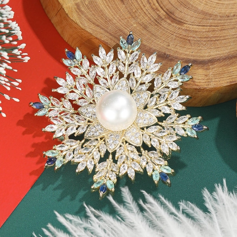 Elegante Sneeuwvlok Broche voor Vrouwen Koper Zirconia Ingelegde Kunstparel Mode Bloem Mantel Pin Kerstmis Sieraden