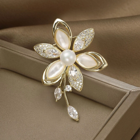 Elegante Broche de Flor de Camelia en Cobre Dorado Con Perla Artificial Circón Strass Incrustación de Nácar Floral Pin Para Mujer