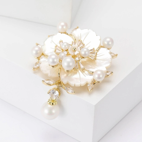 Lussuosa Spilla a Forma di Camelia in Rame Con Madreperla Perle Artificiali e Strass Elegante Gioielleria di Moda Regalo