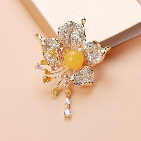 Lujoso Broche de Flor de Cobre Con Colgante de Flecos de Circonia Micro-Incrustada Elegante Alfiler de Solapa Floral para Mujer