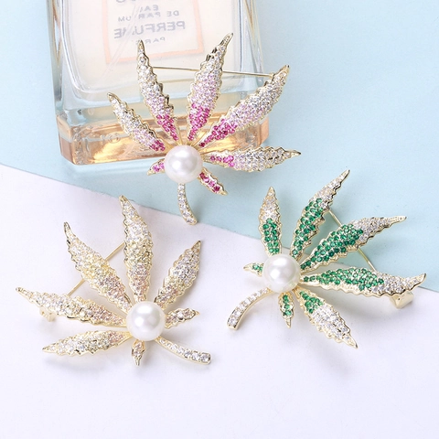 Elegante Spilla a Foglia in Rame e Zirconia Per Donna Con Perla Artificiale Micro-Intarsiata a Forma di Foglia di Acero Per Matrimonio