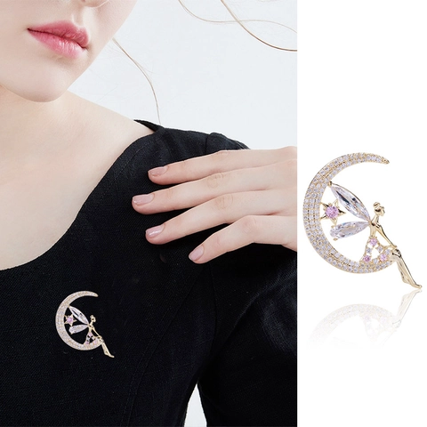 Elegante Spilla Luna Angelo in Rame Placcato Oro e Zirconia Per Donne Accessori Per Abiti Completi Gioielli di Moda