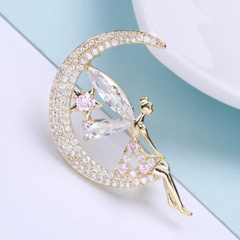 Elegante Spilla Luna Angelo in Rame Placcato Oro e Zirconia Per Donne Accessori Per Abiti Completi Gioielli di Moda
