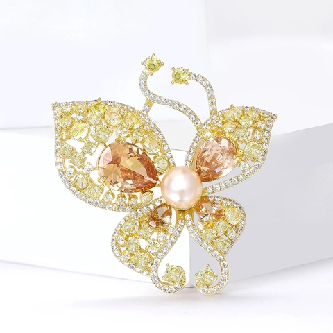Exquisite Copper Zirconia Butterfly Brooch For Women Luxury Artificial Pearl Inlaid Golden Animal Corsage Pin Jewelry Gift
