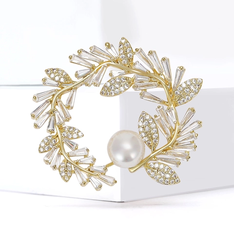 Spilla di Lusso in Rame con Ghirlanda di Foglie e Zirconia Con Perla Artificiale Elegante Spilla Floreale per Donna Gioielli