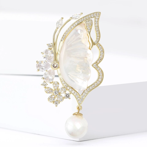 Lussuosa Spilla a Farfalla in Rame Zirconia e Conchiglia per Donna Elegante Design a Insetto Ciondolo con Perla Artificiale Gioielli Accessori Moda
