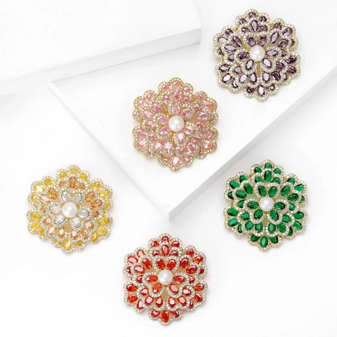 Luxury Zirconia Flower Brooch For Women Elegant Artificial Pearl Inlaid Copper Gold Plated Floral Pin For Wedding Banquet Party Accessories Jewelry