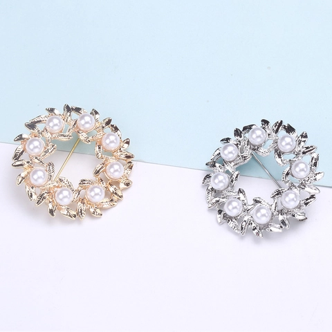 Broche Fleur en Forme de Couronne avec Perles Artificielles Alliage Feuilles Pins Plaqué Or Argent Élégant Bijoux Cadeau Femmes