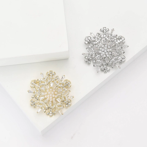 Lussuosa Spilla a Fiocco di Neve in Rame con Zirconia per Donna Elegante Gioiello Invernale Ruotabile con Decorazione in Perla Artificiale