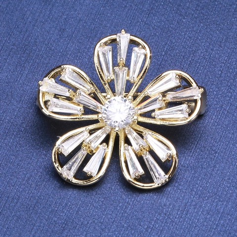 Elegante Spilla a Forma di Fiore a Cinque Petali per Donna in Rame Placcato Oro Con Zirconia Micro-set Gioielli di Moda