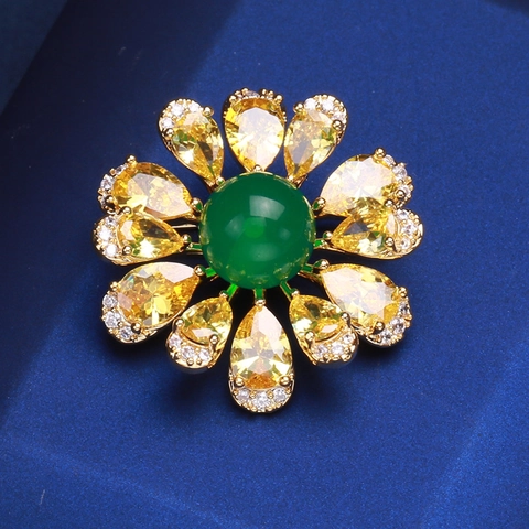 Vintage Elegant Daisy Flower Brooch For Women Copper Micro Inlaid Yellow Zirconia Green Stone Decorative Pin For Shawl