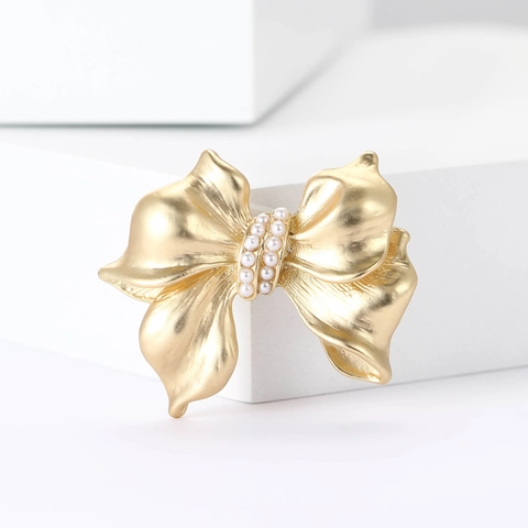Eleganter Legierung Mattgold Schleife Brosche Mit Künstlicher Perle Inlay Mode Schmuck Für Damen Vintage Kleidung Pin