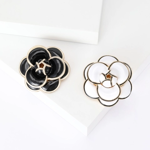 Alloy Camellia Flower Brooch For Women Vintage Enamel Petal Gold Trim Pin Elegant Dress Suit Accessories Fashion Jewelry Gift