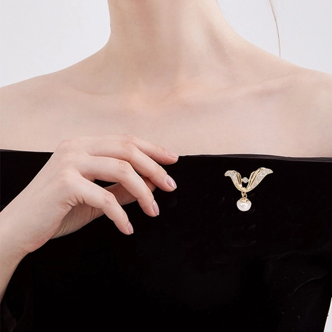 Elegant Angel Wing Brooch For Women Copper Inlaid Zirconia V-Shape Artificial Pearl Anti-Exposure Pin Jewelry Gift