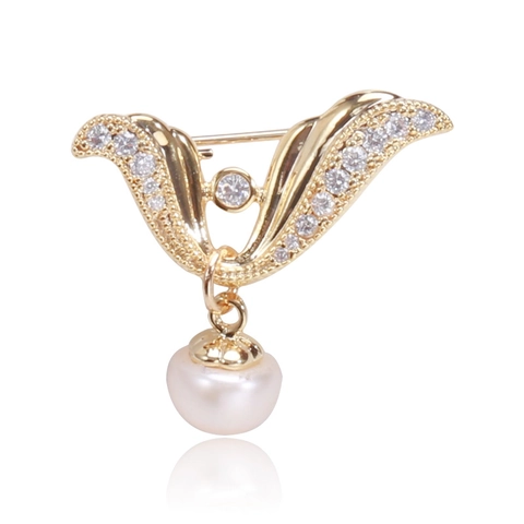 Elegant Angel Wing Brooch For Women Copper Inlaid Zirconia V-Shape Artificial Pearl Anti-Exposure Pin Jewelry Gift
