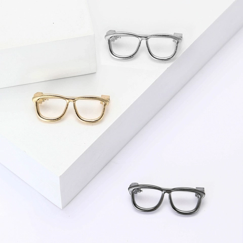 Einfache Legierung Brillenform Brosche Mode Glatte Galvanisierte Brille Reversnadel Personalisierte Anzug Mantel Schmuck Für Damen