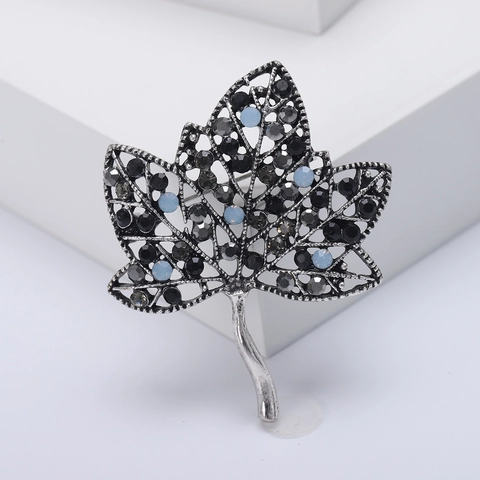 Vintage Court Style Alloy Rhinestone Maple Leaf Brooch Hollow Out Maple Pins Elegant For Women Suit Sweater Accessory Jewelry